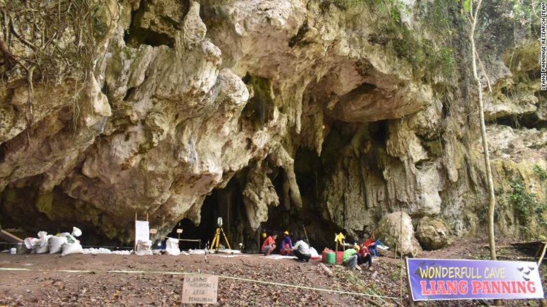 Los investigadores descubrieron los restos de una joven cazadora-recolectora de hace 7.000 años en la cueva de Leang Panninge.