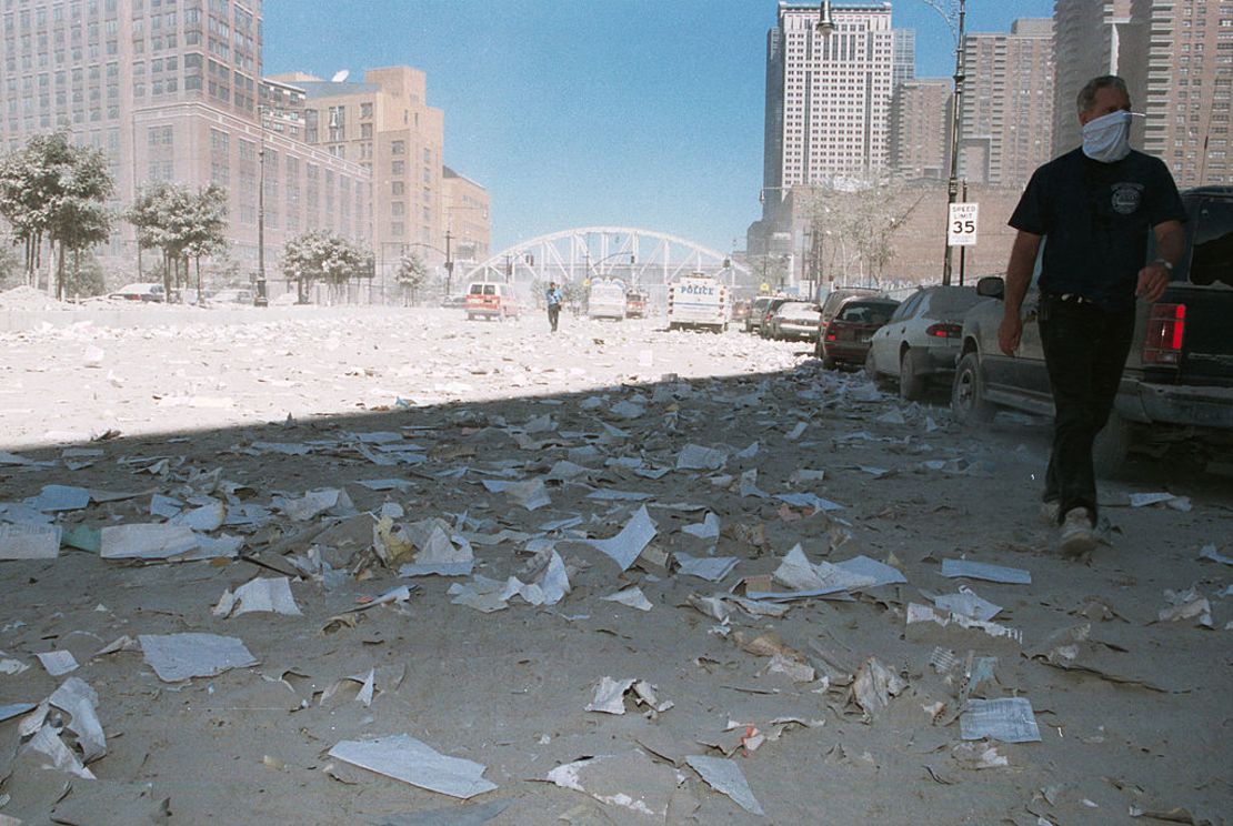 Un hombre no identificado camina sobre una calle cubierta de ceniza cerca de la Zona Cero después del colapso de las Torres Gemelas el 11 de septiembre de 2001 en la ciudad de Nueva York.