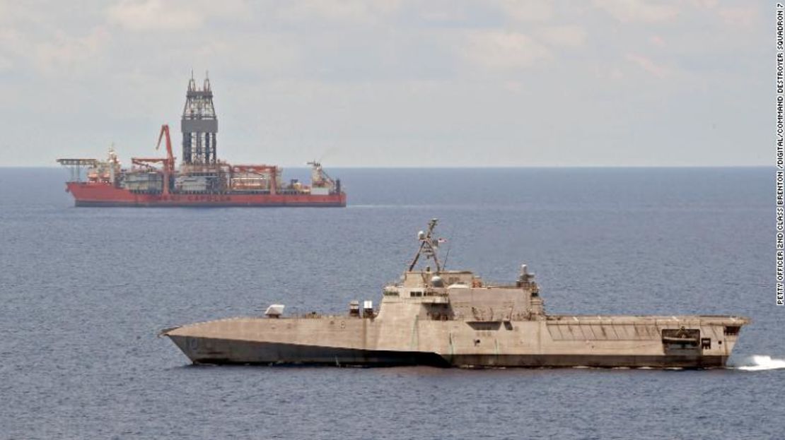 El buque de combate litoral USS Gabrielle Giffords realiza operaciones de rutina cerca del buque de perforación con bandera panameña West Capella, el 12 de mayo de 2020, en el Mar de China Meridional.