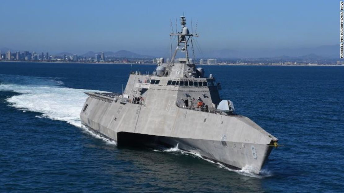 El buque de combate litoral USS Montgomery sale de la Base Naval de San Diego para realizar operaciones de rutina y entrenamiento en el Océano Pacífico en 2018.