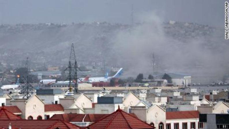 El humo se levanta desde el aeropuerto de Kabul, el 26 de agosto de 2021.