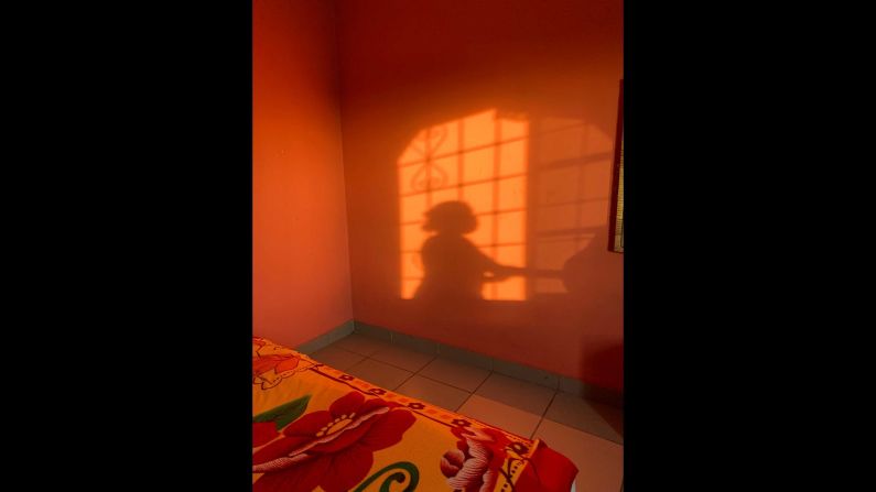 El sol entra en la habitación donde Juana vive escondida en Honduras, mientras espera el permiso de EE.UU. para reencontrarse con sus hijas.
