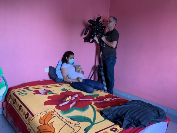 Un momento de la grabación del reportaje sobre Juana. El camarógrafo Orlando Ruiz capta cuando Juana mantiene una videollamada con sus hijas, que están a más de 5.000 kilómetros de distancia.