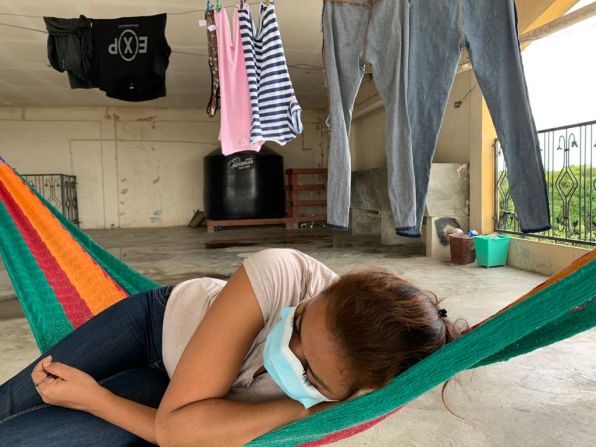 Juana es una mujer emocionalmente exhausta. Vencida por el cansancio, se ha quedado dormida en una hamaca ubicada en la azotea del edificio de apartamentos donde reside y a la que sube a lavar su ropa.