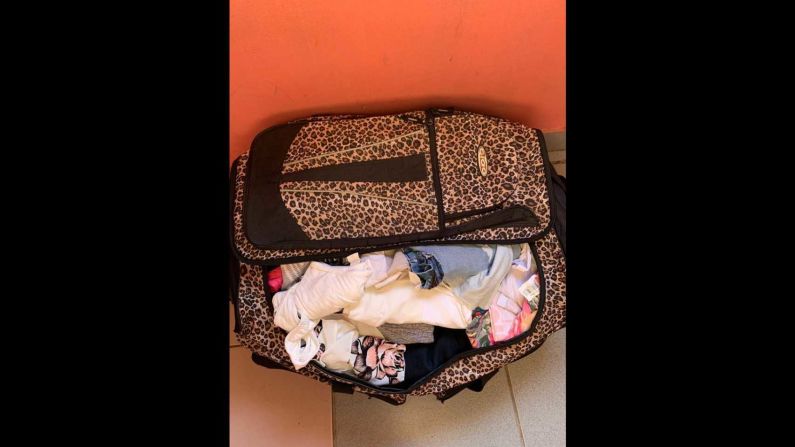 Casi todas las pertenencias de Juana están guardadas en esta maleta. Entre ellas, el primer regalo que recibió de sus hijas tras haber sido deportada a Honduras.