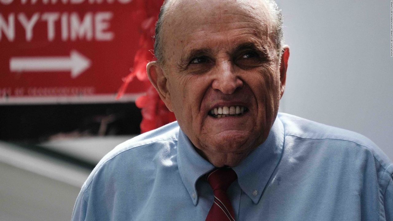 CNNE 1056193 - r- giuliani se afeita en un restaurante del aeropuerto y se hace viral