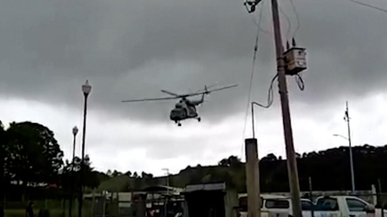 CNNE 1056372 - graban como cae un helicoptero de la marina de mexico