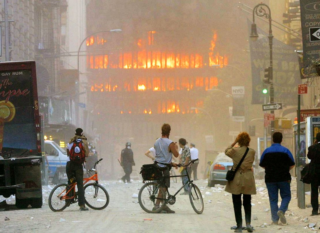 La gente camina por la calle en el área donde los edificios del World Trade Center se derrumbaron el 11 de septiembre de 2001.