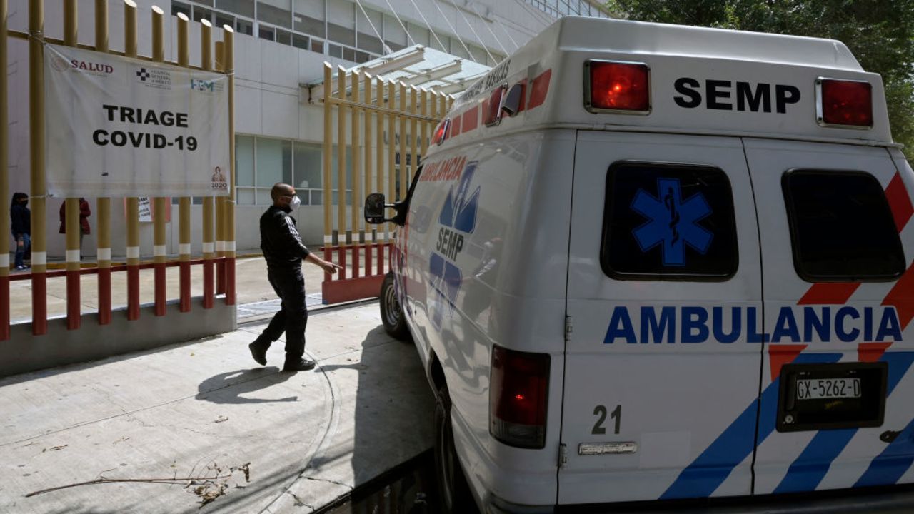 A private ambulance arrives with a Covid-19 patient on board to the Covid emergency area of the Dr. Eduardo Liceaga General Hospital in Mexico City on August 7, 2021. - The city continues with orange alarm due to the increase in COVID-19 cases. (Photo by ALFREDO ESTRELLA / AFP)