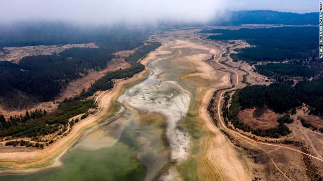 Un área seca del lago Peñuelas en Valparaíso, Chile, el 22 de enero de 2020.