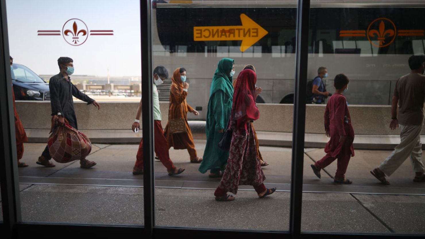 Los refugiados abordan autobuses que los llevarán a un centro de procesamiento después de que lleguen al Aeropuerto Internacional de Dulles después de ser evacuados de Kabul luego de la toma de posesión de Afganistán por los talibanes el 27 de agosto de 2021 en Dulles, Virginia.
