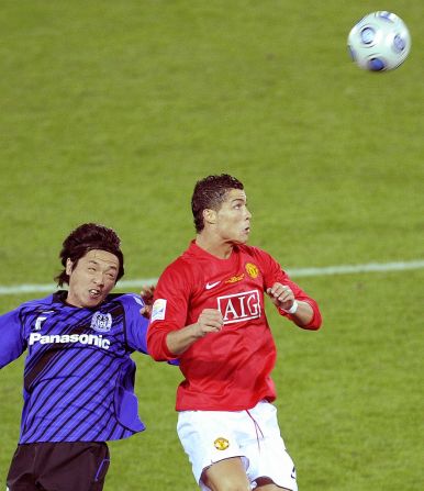 Cristiano Ronaldo y el centrocampista del club japonés Gamba Osaka Yasuhito Endo luchan por la pelota durante el partido de semifinales de la Copa Mundial de Clubes de la FIFA 2008 en Yokohama el 18 de diciembre de 2008.