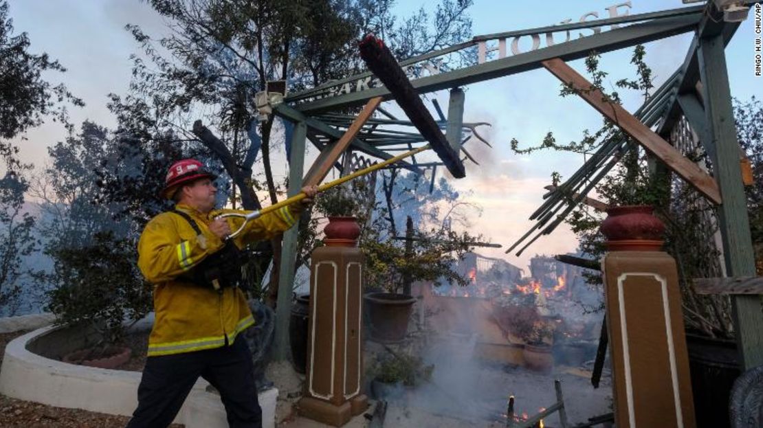 Un bombero trabaja para apagar las llamas de una casa en Lytle Creek, en el Condado de San Bernardino, California