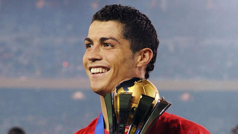 Cristiano Ronaldo sonríe mientras sostiene el trofeo de la Copa Mundial de Clubes de la FIFA en Yokohama el 21 de diciembre de 2008. El Manchester United derrotó a la Liga de Quito de Ecuador por 1-0 en la final.