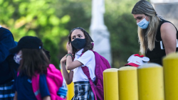 CNNE 1056978 - juez dicta uso de mascarilla en escuelas pese a decreto