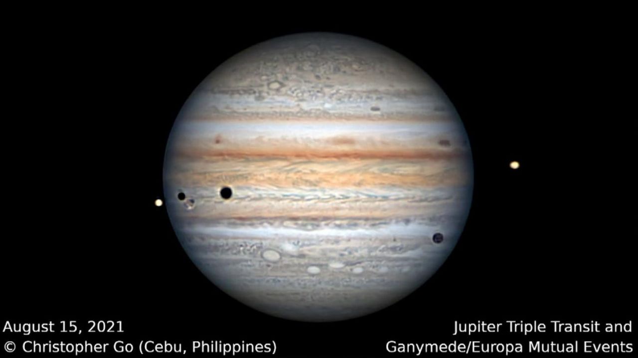 CNNE 1056982 - mira como ocurren tres eclipses simultaneos en jupiter