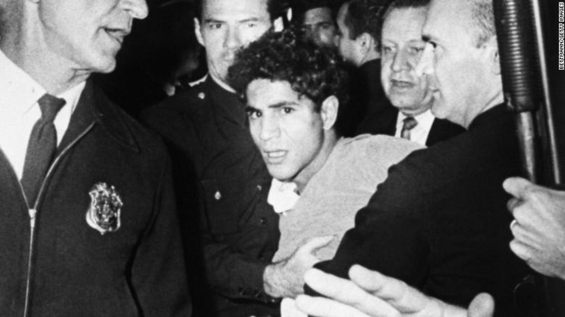 Sirhan Sirhan es conducido fuera del Hotel Ambassador después del tiroteo contra el senador Robert F. Kennedy.