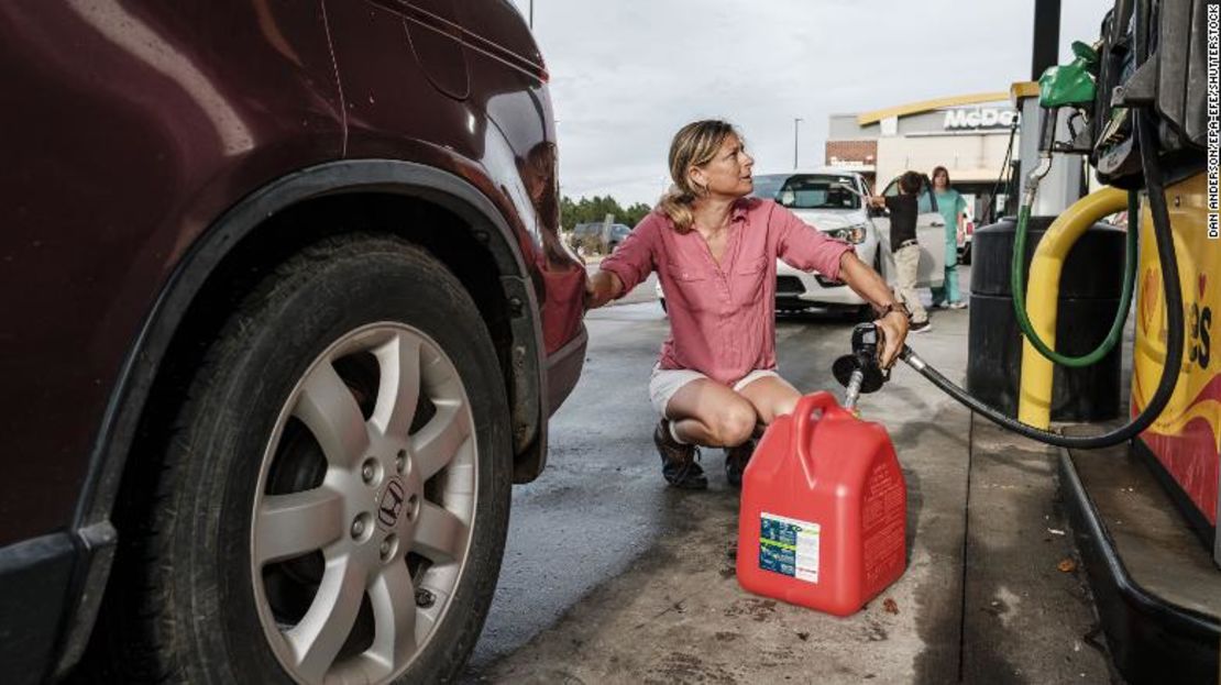 Jennifer Tate llena un bidón de combustible mientras se prepara para la llegada del huracán Ida en Pass Christian, Mississippi, EE.UU., el 27 de agosto de 2021. Se espera que el huracán Ida toque tierra en la costa de Louisiana en la noche del 29 de agosto como un huracán de gran magnitud.