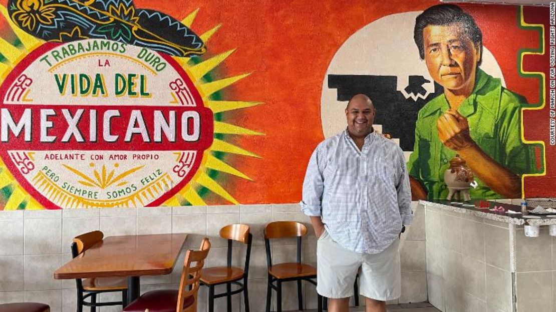 Alejandro Chávez posa frente a un mural de su abuelo en una taquería de Tucson, Arizona.