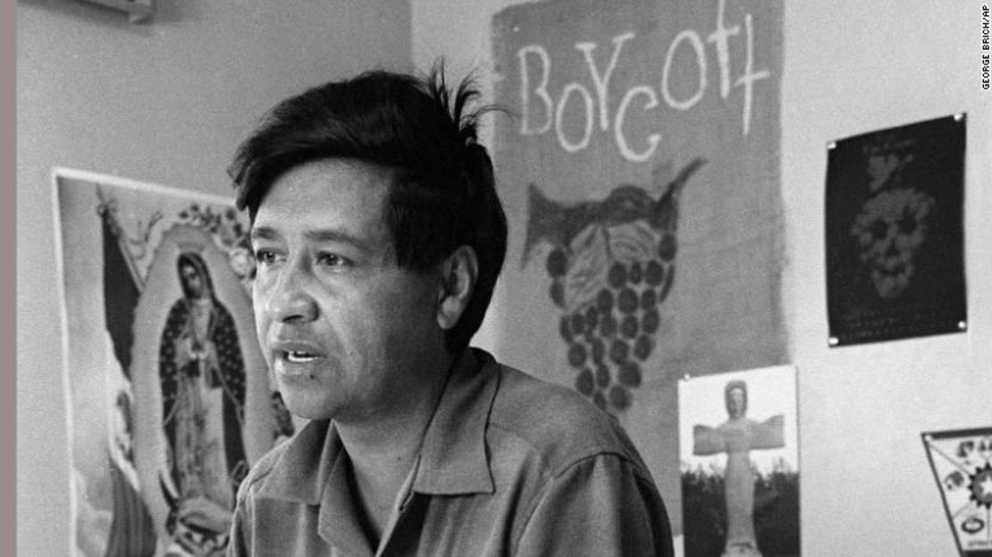 César Chávez habla desde una oficina sindical en Delano, California, en medio de la huelga de uvas de 1965.