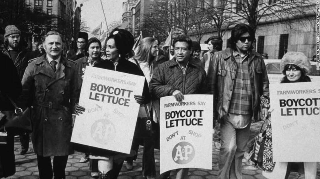 César Chávez y Coretta Scott King encabezan la marcha de la lechuga en la ciudad de Nueva York en 1973.