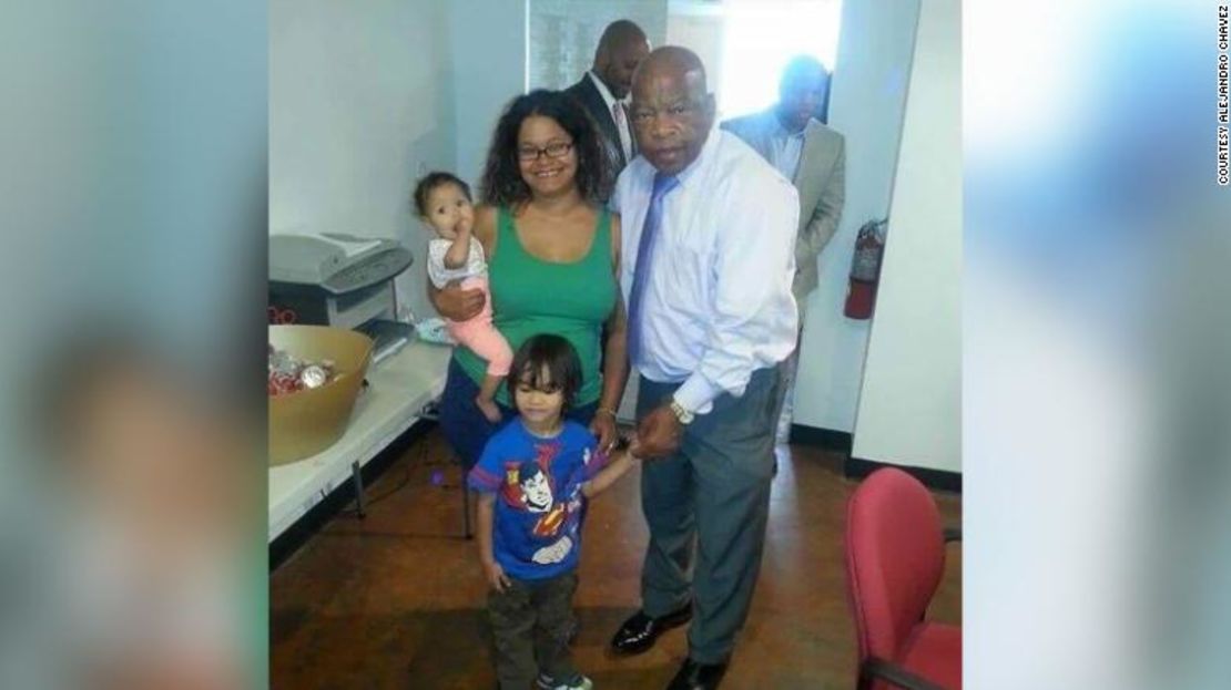 La esposa de Alejandro Chávez, Natacha, y sus hijos, Alejandro y Amelia, conocieron a John Lewis en 2014.