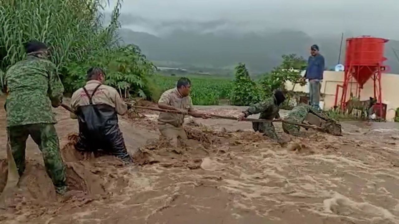 CNNE 1057392 - el huracan nora deja un nino muerto en jalisco, mexico