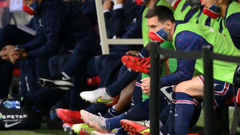 El delantero argentino del Paris Saint-Germain Lionel Messi observa el partido desde el banquillo durante el partido de fútbol de la Ligue 1 entre el Stade de Reims y el Paris Saint-Germain (PSG) en el Stade Auguste Delaune en Reims, en el norte de Francia.