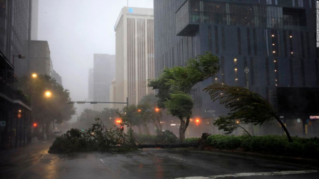 Árboles se mecen con el huracán Ida en el centro de Nueva Orleans, el domingo.