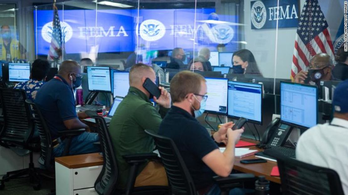 Trabajadores de la sede de la Agencia Federal para el Manejo de Emergencias en Washington, el domingo.