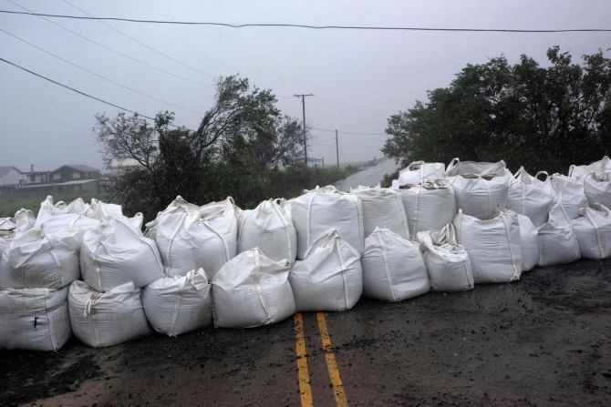 La lluvia cae sobre sacos de arena en Montegut, Louisiana, antes de que el huracán Ida tocara tierra el 29 de agosto de 2021.