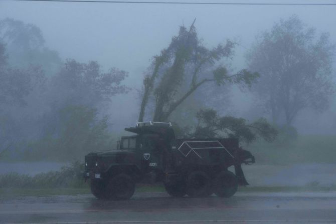 Un tractor bajo fuertes vientos y lluvia del huracán Ida en Bourg, Louisiana el 29 de agosto de 2021.
