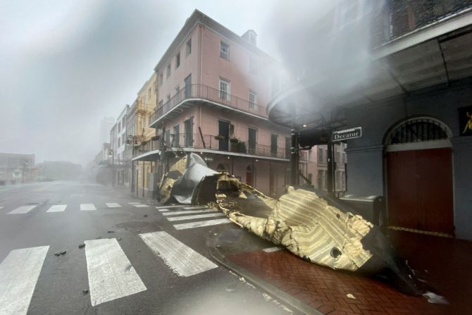 Una sección del techo de un edificio fue arrancada por la lluvia y los vientos en el Barrio Francés de Nueva Orleans.