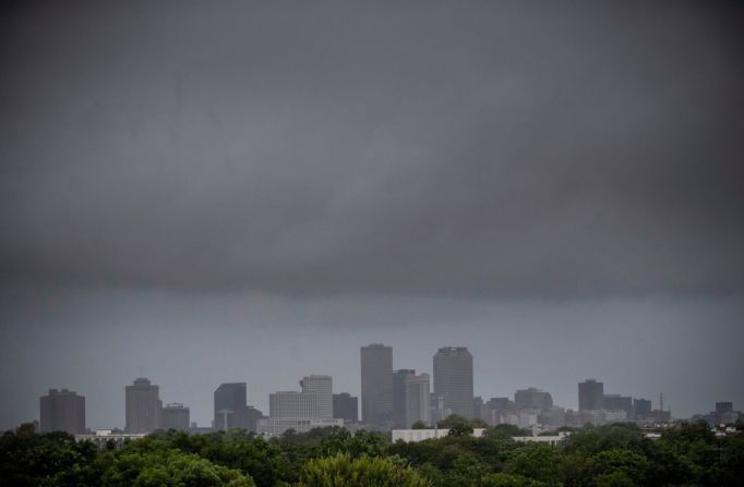 Una pared de lluvia se mueve sobre el centro de Nueva Orleans el domingo. Chris Granger / The Advocate / AP