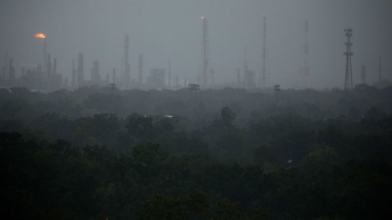La refinería Royal Dutch Shell en Norco, Louisiana, cuando el huracán Ida toca tierra el domingo. Más del 95% de las instalaciones de producción de petróleo del Golfo de México fueron cerradas, dijeron los reguladores, lo que indica el impacto significativo de la tormenta en el suministro de energía. Luke Sharrett / Bloomberg / Getty Images