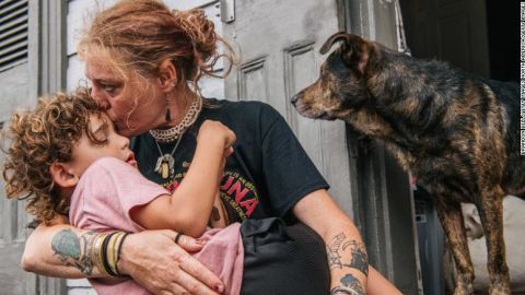 Ann Colette Boudreaux consuela a su nieto Abel antes del huracán Ida el 29 de agosto de 2021 en Nueva Orleans.