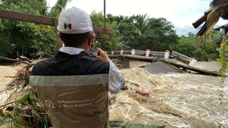Otro de los lugares de Jalisco que afectó Nora fue Puerto Vallarta, donde se reportó al menos una persona fallecida y una desaparecida. En la imagen, se supervisan las zonas afectadas debido al desbordamiento del río Cuale.