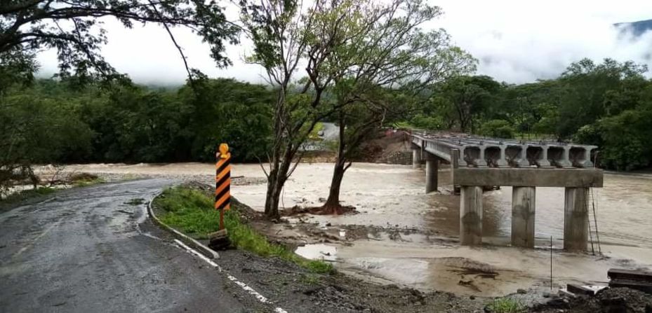 Las vías de comunicación en Colima se vieron afectadas por el huracán Nora. En la imagen, la carretera Manzanillo-Minatitlán se ve obstruida por el desbordamiento de un río.