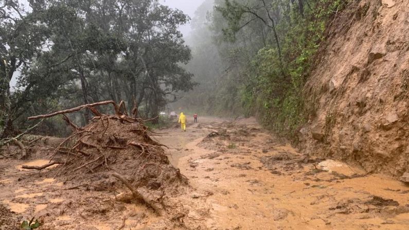 Otro de los efectos de las lluvias provocadas por el huracán Nora en Jalisco: deslave sobre la carretera estatal 429 en el sentido El Grullo-Cd Guzmán. Dos personas resultaron lesionadas.