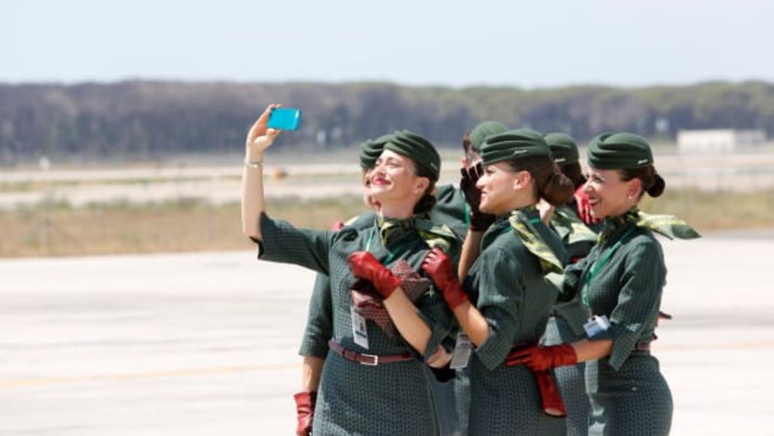 Algunos de los mejores diseñadores de moda italianos han contribuido a los uniformes de la tripulación de cabina de Alitalia.Riccardo De Luca/Anadolu Agency/Getty Images