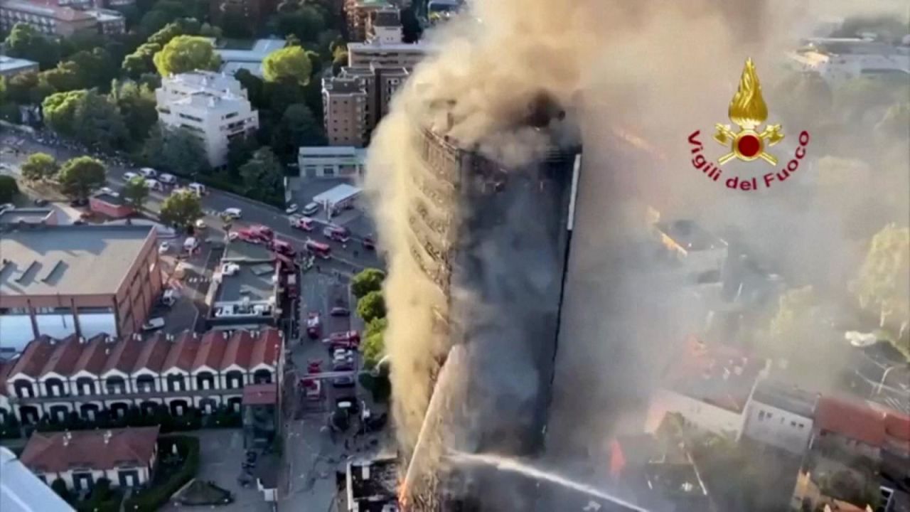 CNNE 1057808 - un gran incendio devoro un edificio en milan