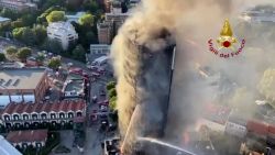 CNNE 1057808 - un gran incendio devoro un edificio en milan