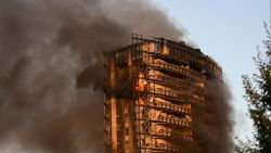 CNNE 1057858 - incendio en torre de apartamentos en milan