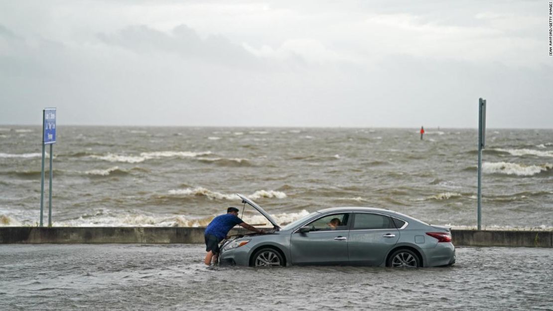 Un auto varado en Beach Boulevard en Biloxi, Mississippi, el lunes.