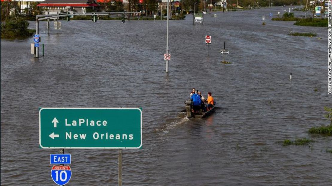 La autopista 51 inundada el lunes por el paso del huracán Ida cerca a LaPlace, Louisiana.