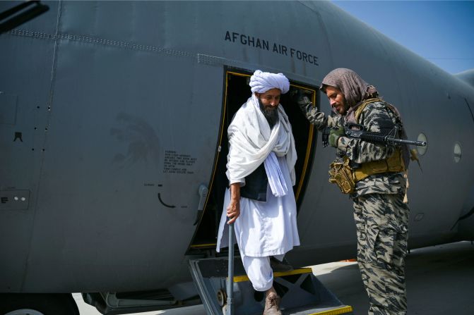 Un miembro de los talibanes sale de un avión de la Fuerza Aérea afgana en el aeropuerto de Kabul el martes 31 de agosto. Wakil Kohsar / AFP / Getty Images