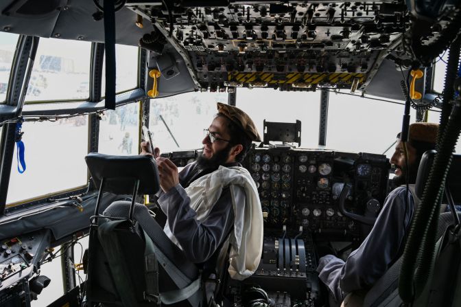 Combatientes talibanes se sientan en la cabina de un avión de la Fuerza Aérea afgana en el aeropuerto de Kabul el martes. Wakil Kohsar / AFP / Getty Images