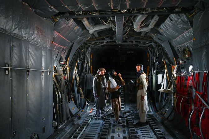 Miembros de los talibanes se observan dentro de un avión de la Fuerza Aérea afgana en el aeropuerto. Wakil Kohsar / AFP / Getty Images