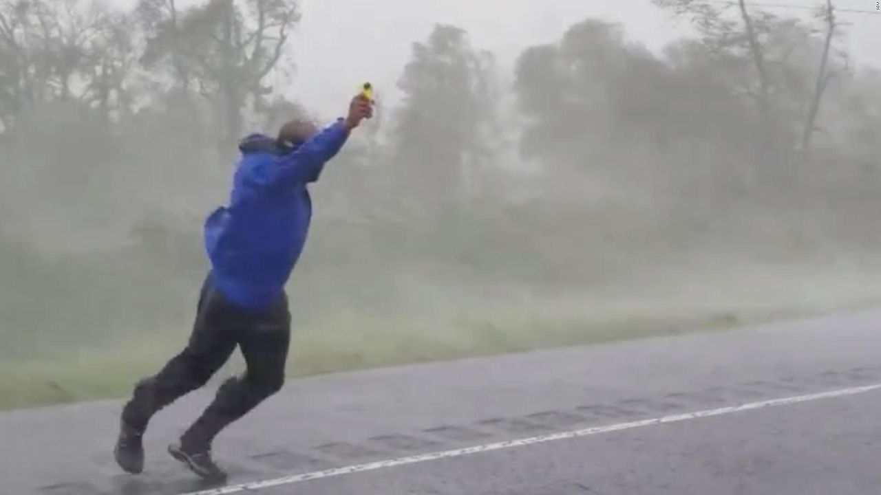 CNNE 1058180 - mira a este reportero que lucha contra el huracan ida