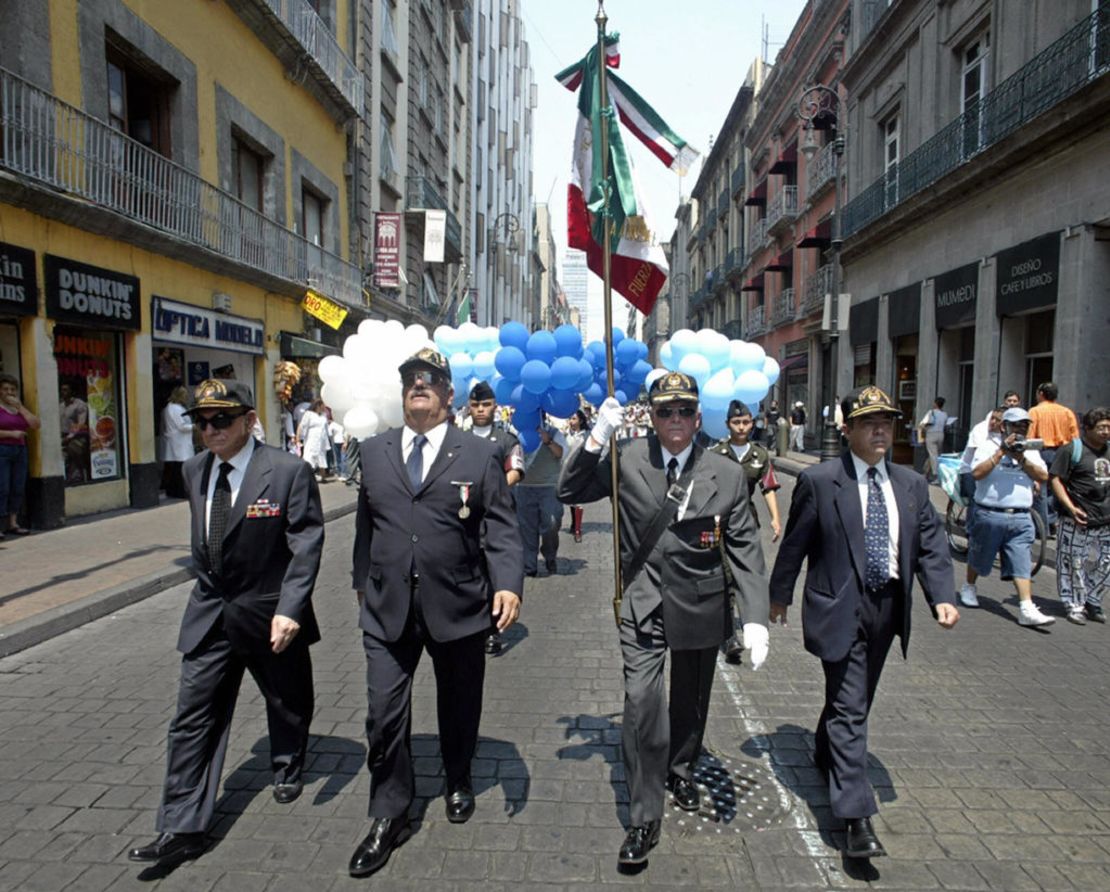 Ex del escuadrón 201 de la Fuerza Aérea Mexicana que lucharon con los aliados por la liberación de Filipinas durante la Segunda Guerra Mundial, participan en un desfile para celebrar el 60 aniversario de los hechos, a lo largo del centro de la Ciudad de México el 02 de mayo de 2005.